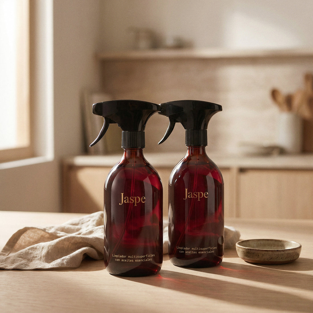 Dos botellas JASPE de vidrio burdeos en la encimera de la cocina